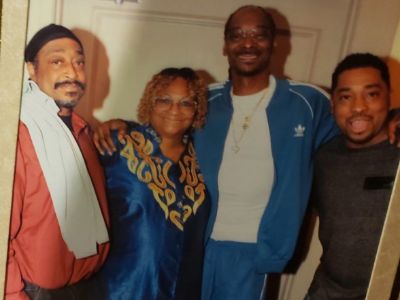 Beverly Tate, Snoop Dogg, Jerry Wesley Carter, and Bing Worthington Jr. are posing together for one big picture.